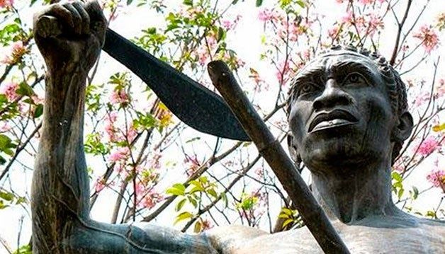 La estatua de Yanga, en la que se le observa al fundador de la localidad empuñando un machete con la mano derecha y con la izquierda sosteniendo una caña
