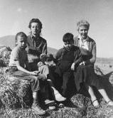 (Foto: de izquierda a derecha, Amaya Lizárraga, Remedios Varo, Xabier Lizárraga y Eva Sulzer 1955)
