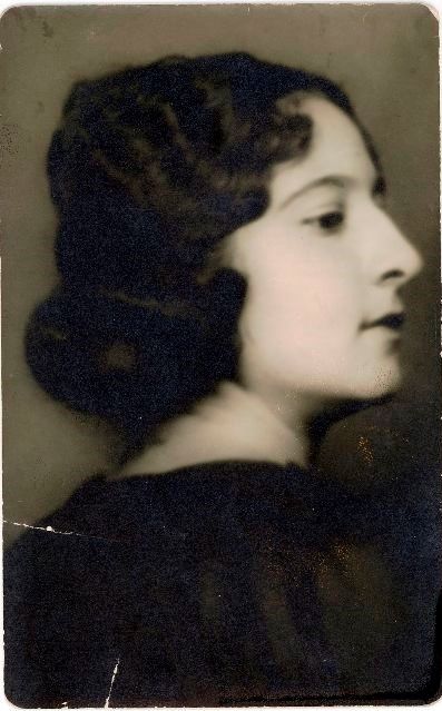 Dolores Concepción Martínez Anda (nacida en Lagos de Moreno, Jalisco, el 1 de abril de 1903 y fallecida en 1993 en Ciudad de México)