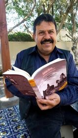 Manuel Rojas, autor de la obra: “Apaches…fantasmas de la Sierra Madre”. Fotografía de: Rosarito informa.
