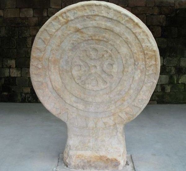 Estela de Barros, una de las inspiraciones del Lábaro y del actual escudo de Cantabria, labrada en arenisca en torno al siglo III a. C y de estilo celta.