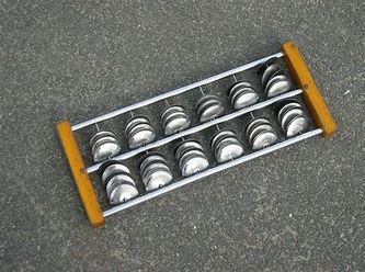 Par o pares de pequeñas chapas de metal que, atravesadas por un alambre, se colocan en algunos instrumentos rústicos para hacerlas sonar agitándolas.
