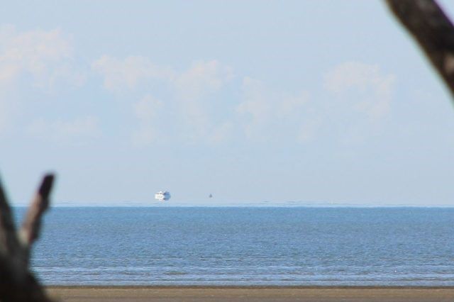 Una Fata Morgana con un barco que parece estar flotando sobre el horizonte, visto desde la costa de Queensland, Australia. Autor: Timpaananen, CC BY-SA 3.0