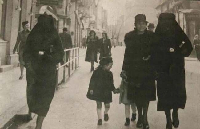 © berfrois.com   
Una mujer musulmana con su hiyab oculta la estrella amarilla de su vecina judía para protegerla de quienes la persiguen. Sarajevo, Antigua Yugoslavia, 1941