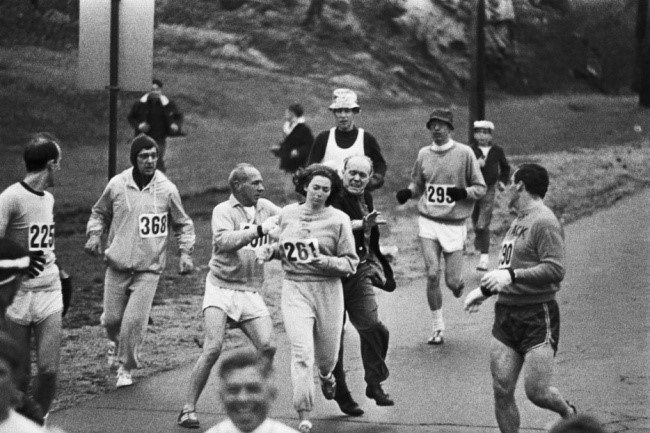 © reddit.com   
Kathrine Switzer fue la primera mujer que corrió en la Maratón de Boston. Lo hizo a pesar que los organizadores del evento trataron de detenerla