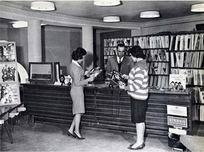 © whaleoil   
Mujeres afganas en una tienda de discos de acetato en Kabul, antes de la llegada del régimen Talibán. 1950
