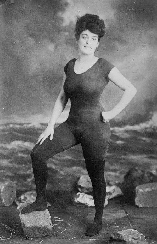 © reddit   
Annette Kellerman posa en el traje de baño por el que la arrestaron por indecente. 1907