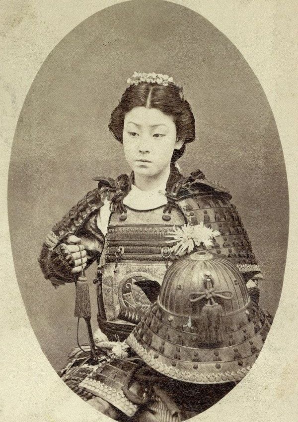 © reddit   
Fotografía de una mujer samurái (en japonés 