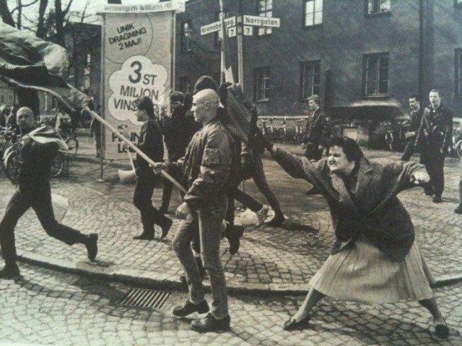 © reddit.com   
Mujer sueca sobreviviente a la humillación de los campos de concentración golpea con su cartera a un neo-nazi. 1985.