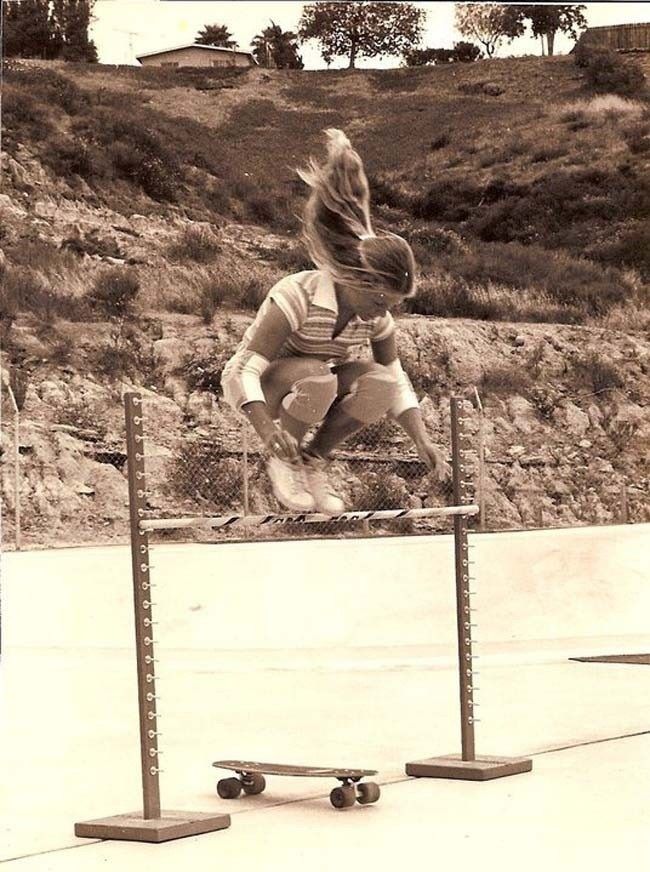 © distractify   
Hellen O’Neal, una de las primeras mujeres que practicaron el skate board de manera profesional. 1976