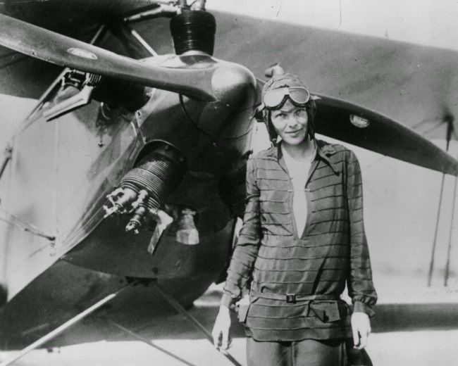 © reddit.com   
La piloto Amelia Earhart luego de cruzar el océano Atlántico en su avión. 1928