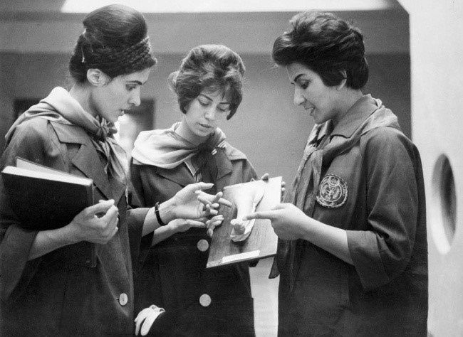 © femunity   
Mujeres afganas estudian medicina. 1962
