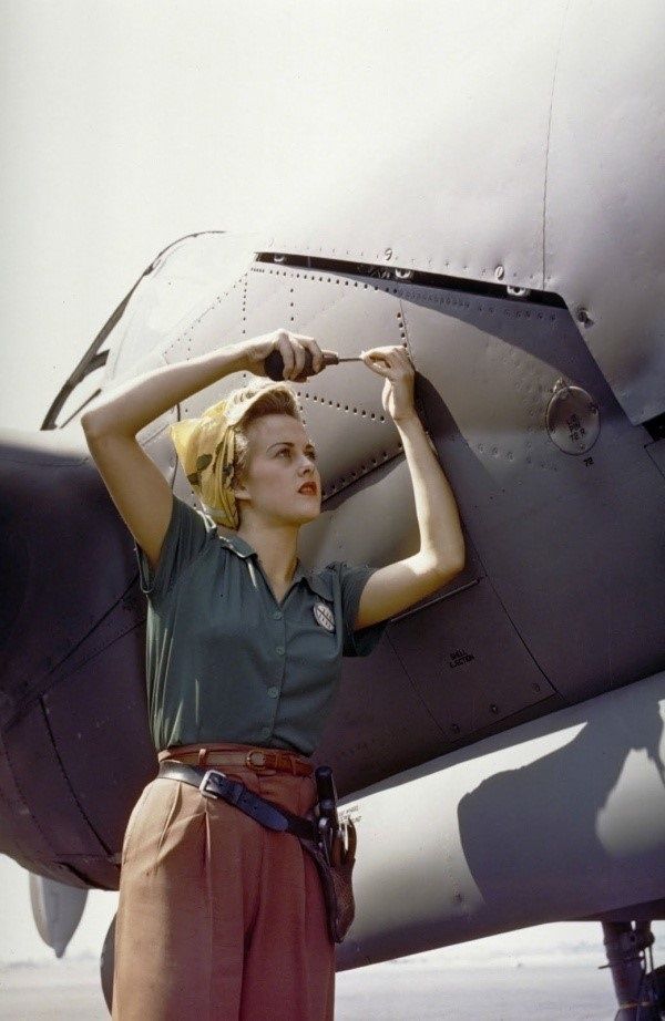 © reddit   
Trabajadora de la fábrica que ensamblaba el avión Lockheed P-38 Lightning, California, 1944.