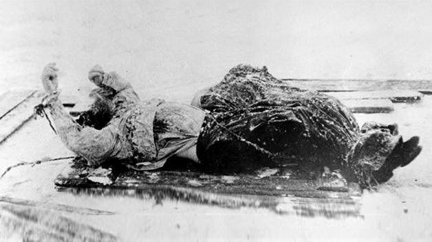 El cuerpo de Rasputín recién sacado del río Neva completamente congelado