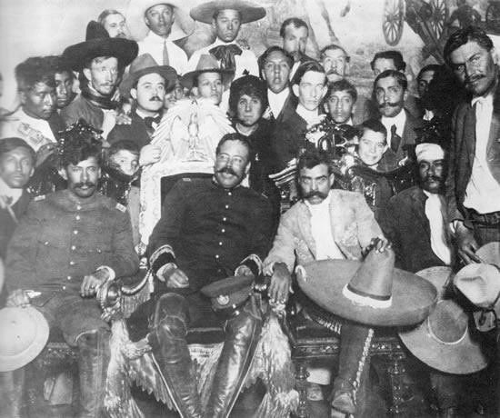 Villa en la silla presidencial, Zapata a su izquierda y Fierro a la derecha