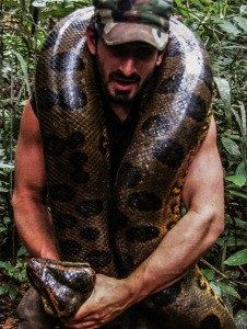 El explorador Paul Rosolie sujeta a la anaconda que le devorará.