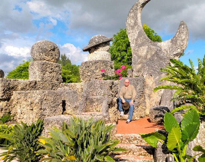 Autor Benjamin Radford se muestra visitando el misterioso Castillo de Coral de Florida en el 2012. Crédito: Benjamin Radford.