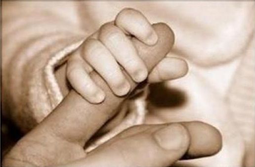 Dicen que cuando un bebé le toma por primera vez el dedo a su padre, le amarra su corazón para toda la vida.