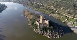 Castillo de Almourol sobre una isla del Tajo.