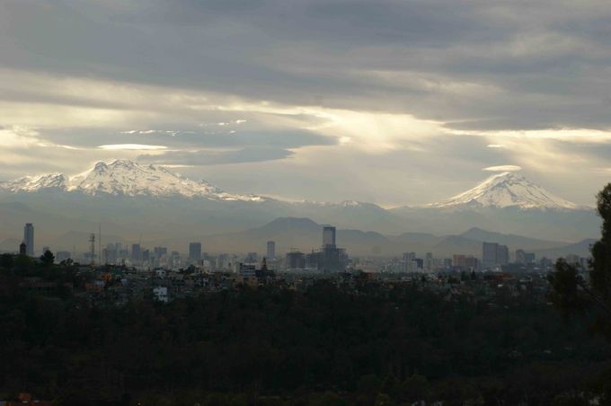 Los volcanes Iztaccíhuatl (mujer Blanca dormida) a la izquierda y Popocatépetl (montaña humeante) a la derecha abajo la Ciudad de México