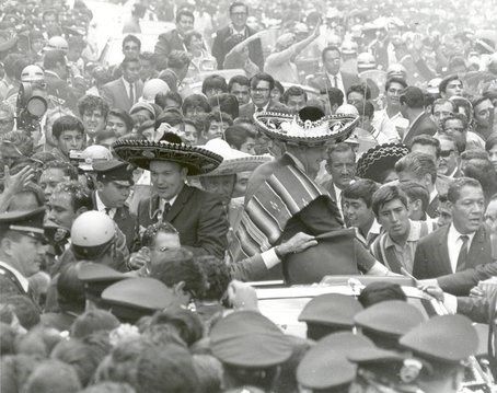 Los Astronautas con Sarape de Saltillo y Sombrero de Charro en la verbena popular a su llegada a México