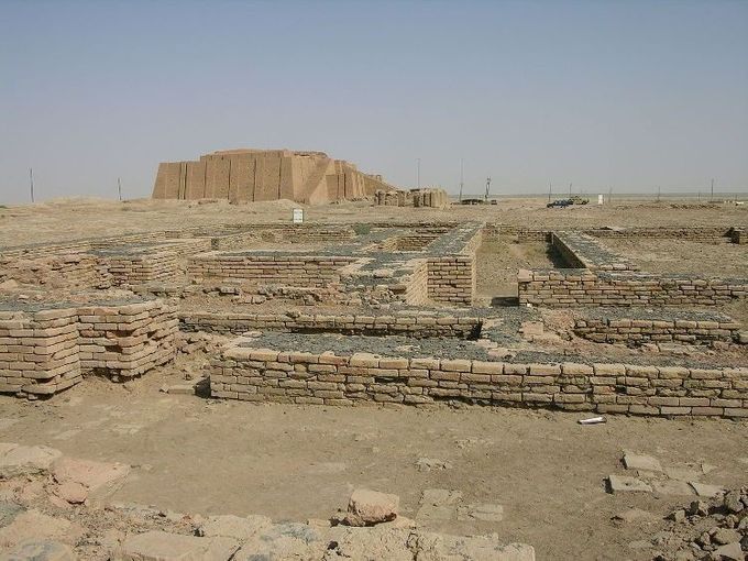 Ruinas arqueológicas de Ur con la reconstrucción del zigurat al fondo/Foto: M.Lubinski en Wikimedia Commons