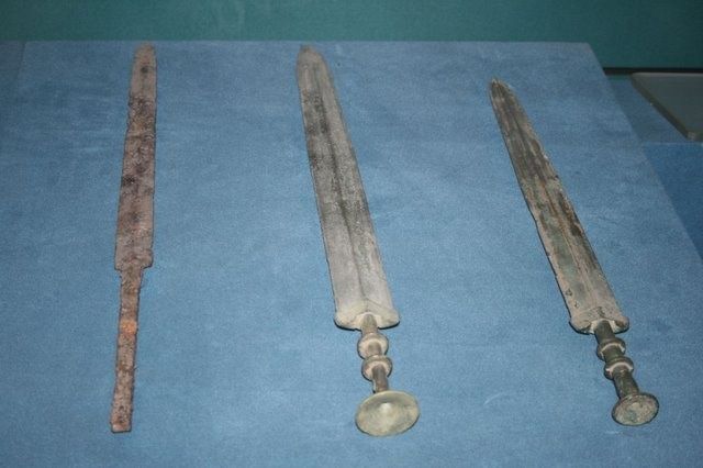Espadas Jian (una de hierro y dos de bronce) del período de los Reinos Combatientes (Wikimedia Commons)