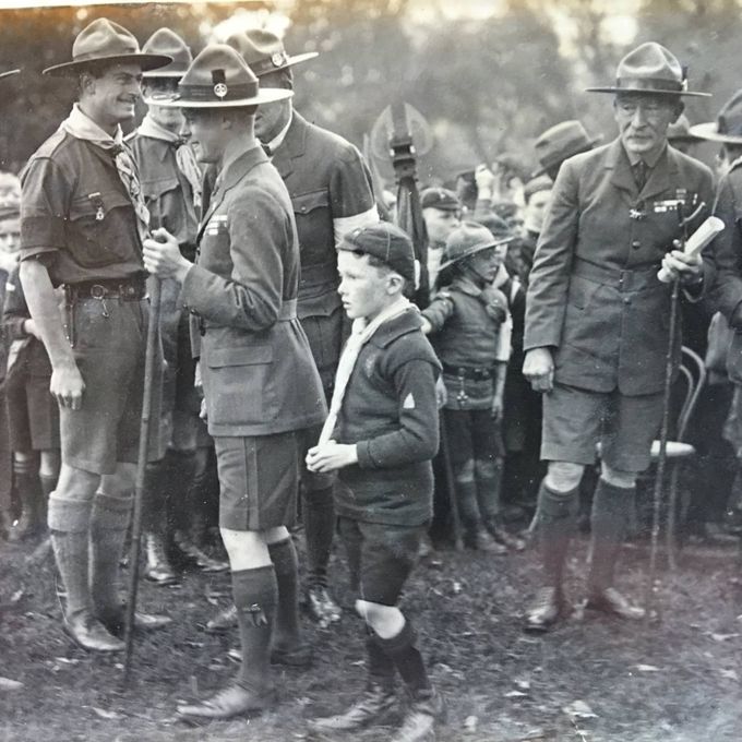 Baden-Powell y sus jóvenes Scouts