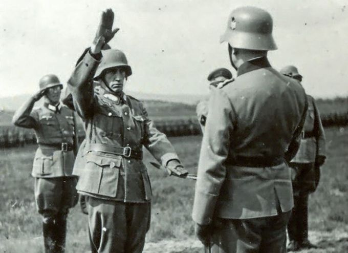 El general Cochenhausen (de espaldas) toma juramento de fidelidad al general Muñoz Grandes sobre el sable desenvainado del militar germano. AFDA