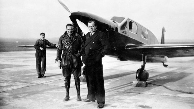 Derechos de autor de la imagenGetty ImagesImage caption Antoine de Saint-Exupéry era considerado un héroe de la aviación.