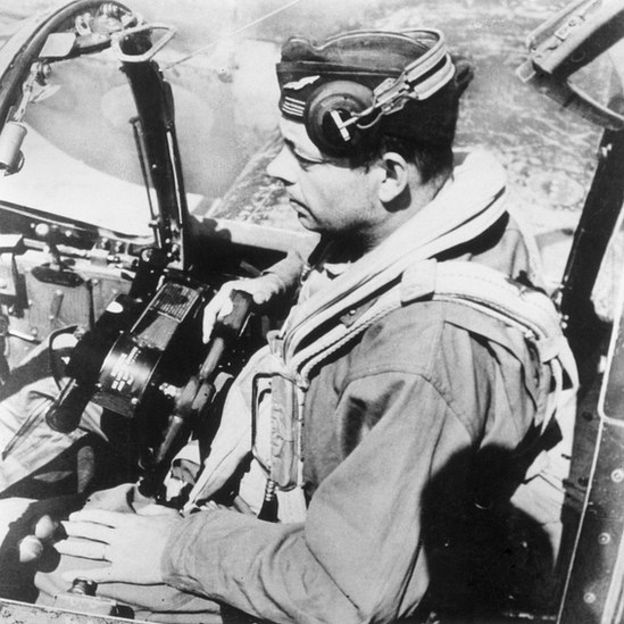 Derechos de autor de la imagenGetty ImagesImage caption El último vuelo de Antoine de Saint-Exupéry fue el 31 de julio de 1944 cuando despegó de una base en Córcega en un avión de reconocimiento.