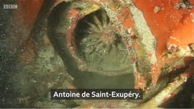 Image caption Tuvieron que pasar varios años para que el buzo Luc Vanrell pudiera comprobar que ese era el avión de Antoine de Saint-Exupéry.