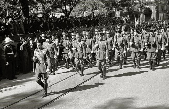 Desfile de Guardias Civiles y policías armados en San Sebastián en 1942 (Wikipedia)
