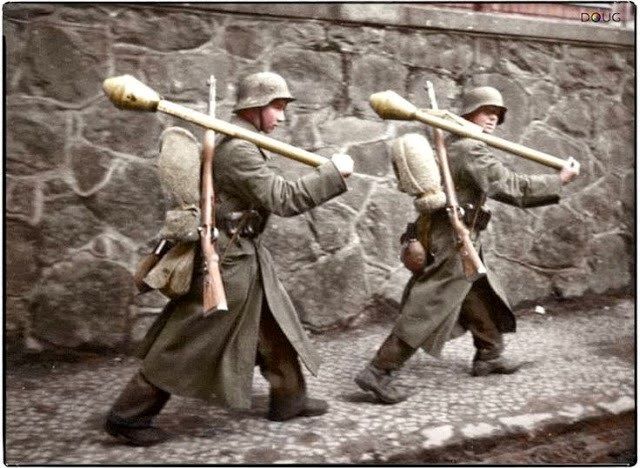 Dos jóvenes soldados alemanes armados con Panzerfausts (armas antitanques) y fusiles Mauser, marchan a lo largo de la calle Bankowa en Lubań (Lauban), Baja Silesia. Hubo feroces combates allí y fue el sitio de casi la última operación alemana exitosa de la guerra.