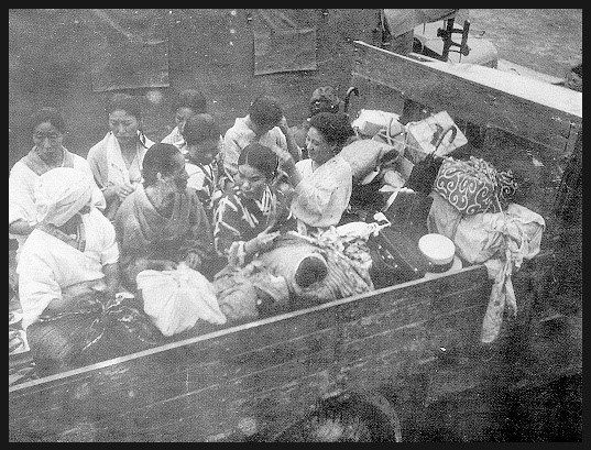 Las japonesas confortan a las mujeres que llevan kimonos siendo transportadas.