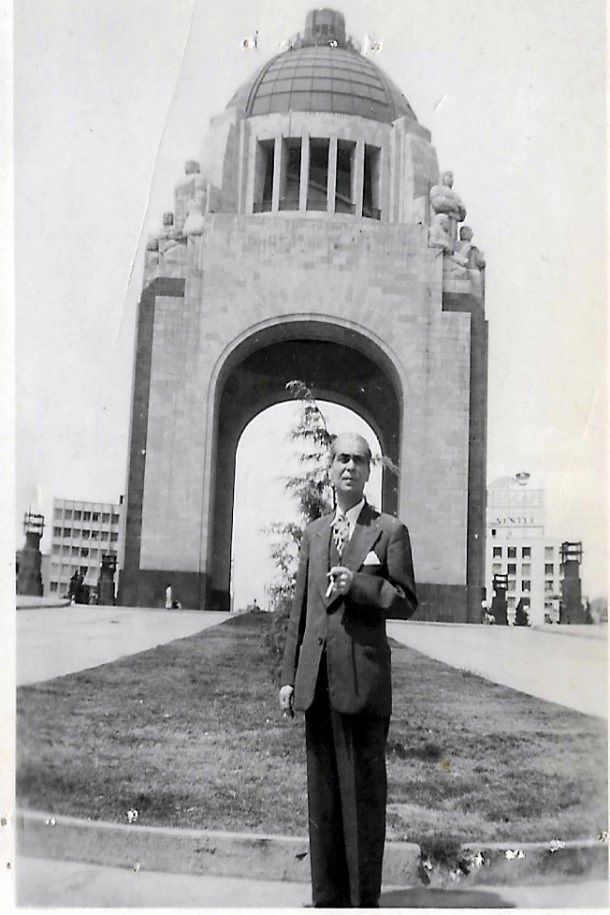 Don Gonzalo al pie del Monumento a la Revolución de México recién llegado en 1947