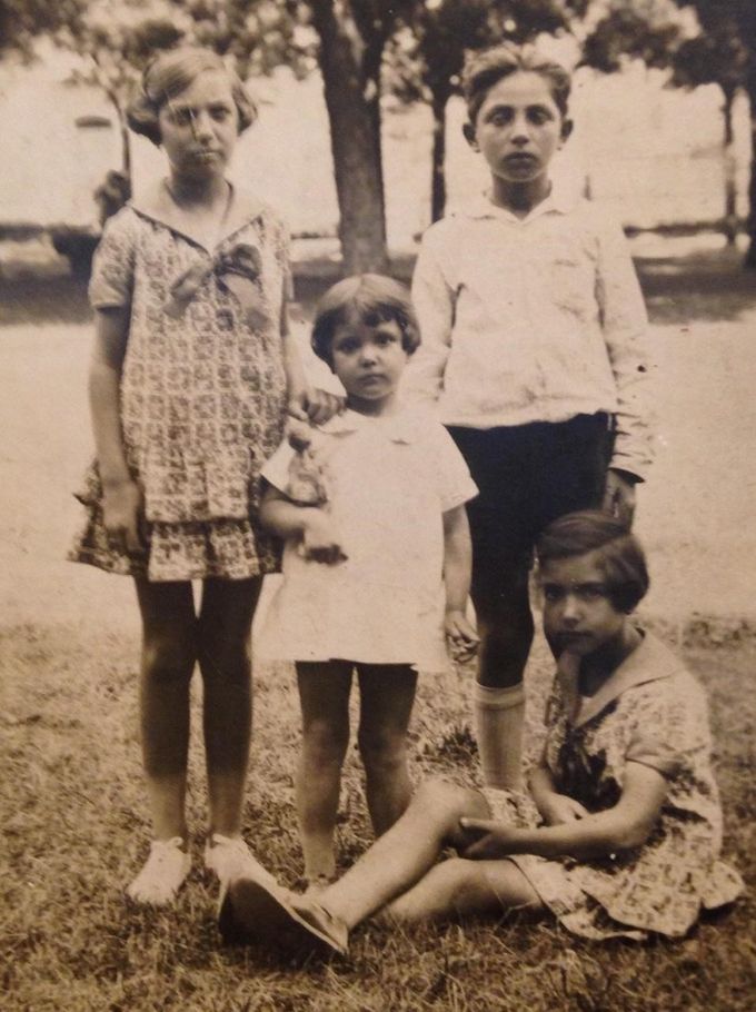 Los hermanos, de pie, Pepita, Mari, Gonzalo en el césped Ramonita Muñoz Fernández