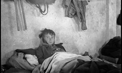 Fotografía de un niño enfermo en un camastro del campo de Rivesaltes