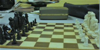 Juego de ajedrez en el campo de Morand, hecho con pedazos de maderas sobrantes hecho por Gerardo y Liberto Bernabéu