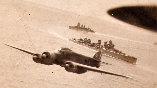 Los buques de guerra Canarias y Cervera, junto a aviones, durante el mayor crimen de guerra del franquismo, 'La Desbanda republicana'. ARCHIVO RAFAEL MOLINA