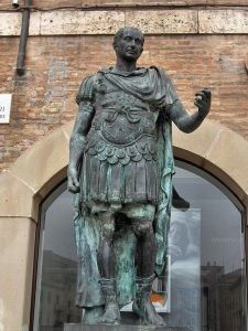 Estatua de bronce de Julio César en Italia