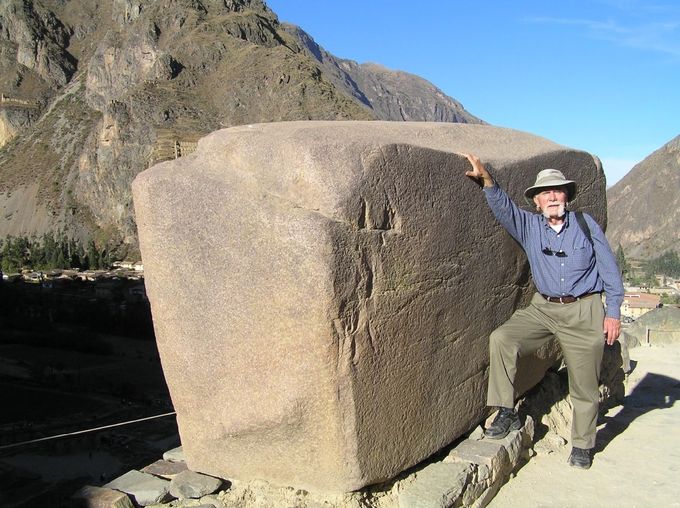 Impresionantes bloques de piedra. Un investigador posa junto a ella.