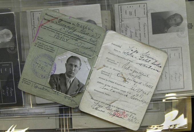 Tim Ockenden - PA Images / PA Images a través de Getty Images
Un certificado de registro del espía yugoslavo Dusko Popov conocido como Triciclo de agente doble.

