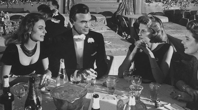 Loomis Dean / The LIFE Picture Collection / Getty ImagesPorfirio Rubirosa y su esposa cenando con amigos. 1959.