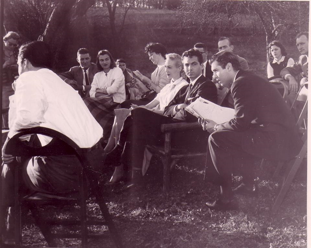 Val Thor con sus compañeros venusinos en abril de 1957 en el patio de Howard Menger en High Bridge, Nueva Jersey