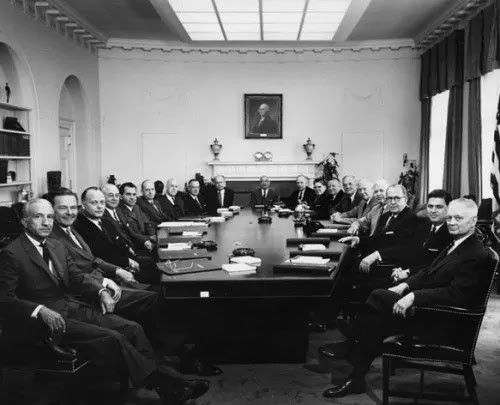El presidente Eisenhower quinto desde la derecha y el vicepresidente Nixon quinto desde la izquierda, reunidos en la Casa Blanca con todo su gabinete