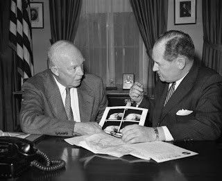 El presidente Eisenhower en Washington, el 1de abril de 1960, con el jefe de la recién creada NASA, el Dr. Keith Glennan que le muestra las fotos recibidas del satélite Tires