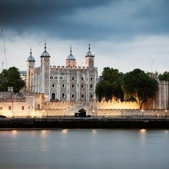 La Torre de Londres a orilla del río Támesis. Foto Shutterstock.