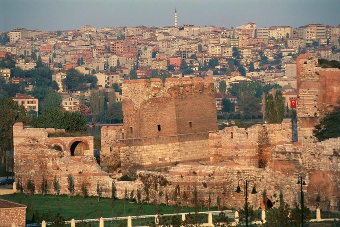 Las Ruinas de la vieja ciudad de Constantinopla, en el Bósforo sobresalen de la Turquía moderna y pujante de este nuevo siglo.