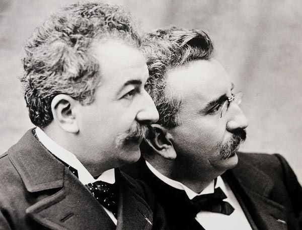 El equipo de inventores francés de los hermanos Auguste Lumière (1862-1954) y Louis Lumière (1864-1948)